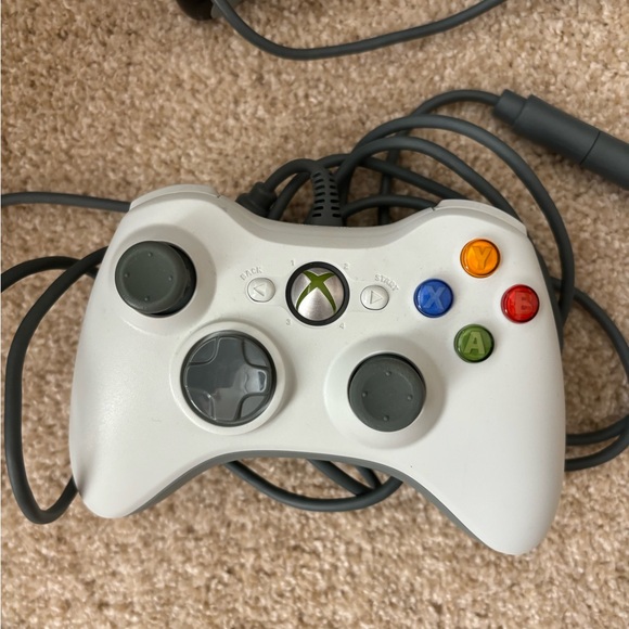 Set of four Xbox controllers, great condition. - Picture 3 of 5
